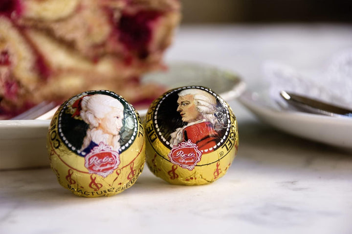 Reber Mozart-Kugeln, 45Er Aufstellkarton, Mozart-Kugeln Aus Zartbitter-Schokolade, Gefüllt Mit Pistazien-Marzipan, Mandeln Und Haselnuss-Nougat, 900G (45 Mozart-Kugeln)