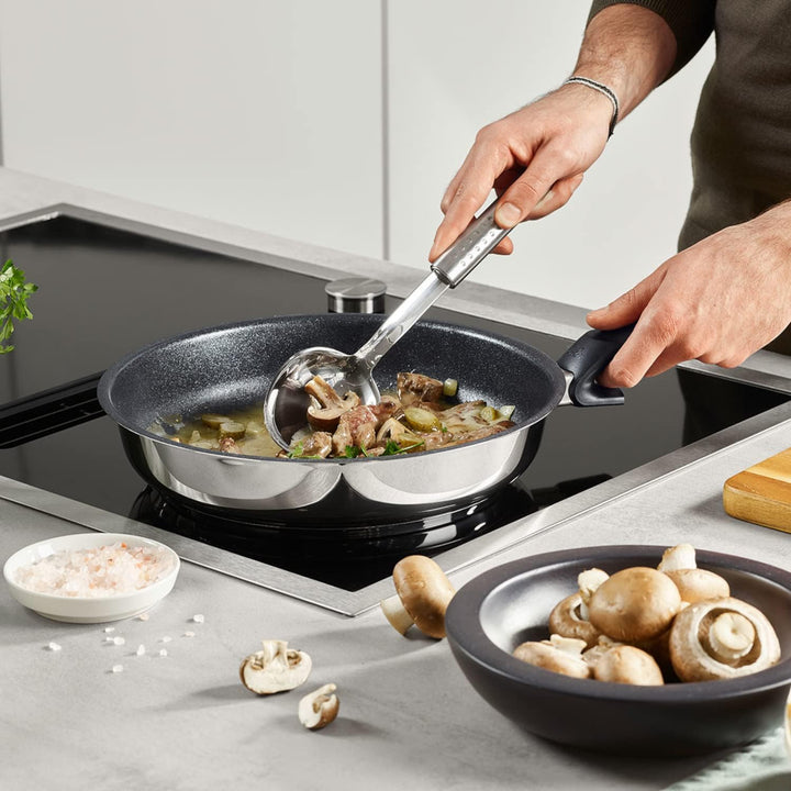 Fissler Adamant Premium / Beschichtete Edelstahl-Pfanne (Ø 28 Cm) Bratpfanne-Antihaftend, Kratzfest - Induktion, Silber