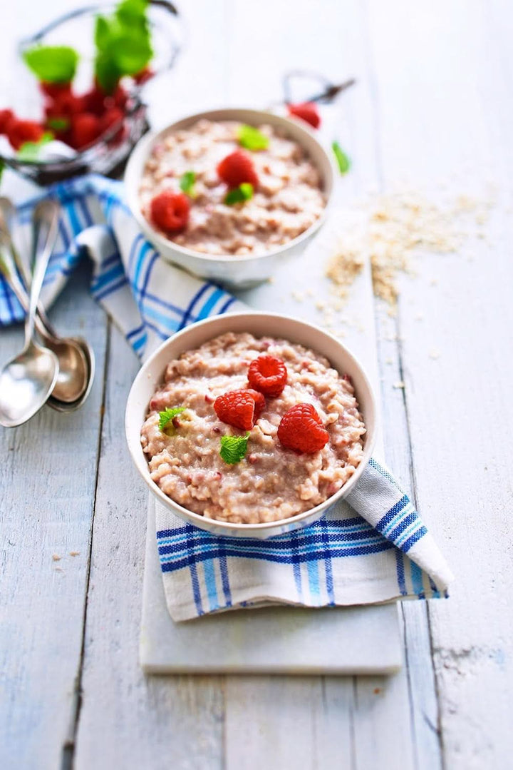 RUF Porridge Raspberry White Choc, Porridge instant cu bucăți de zmeură și ciocolată albă rasă, 65 de grame